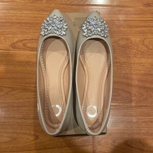 New Journee Collection Renzo Flat  with jeweled brooch detail womens size 8‌‌